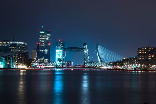 Skyline Rotterdam in de late avonduren.
