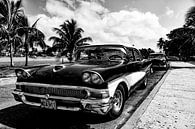 Cubaanse auto met kenteken MDA 911 (zwart wit) van 2BHAPPY4EVER.com photography & digital art thumbnail