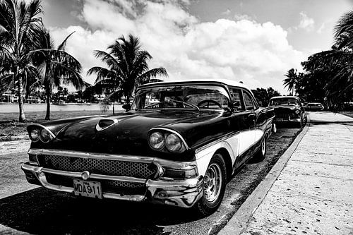 Voiture cubaine avec le numéro d'immatriculation MDA 911 (noir et blanc)