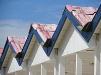 een rij strandhuisjes