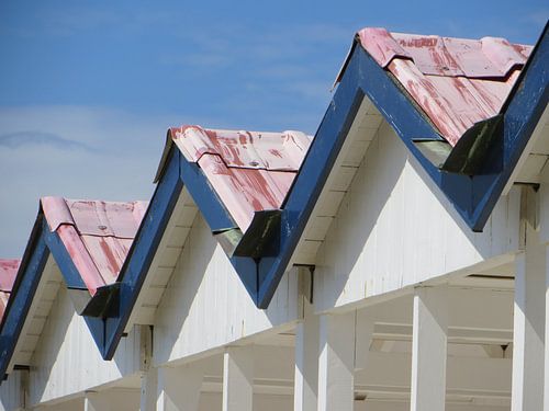 een rij strandhuisjes