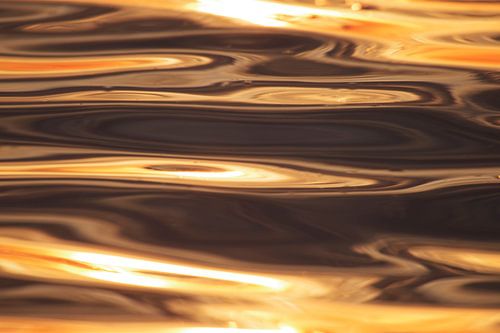 Zeewater in de zonsondergang