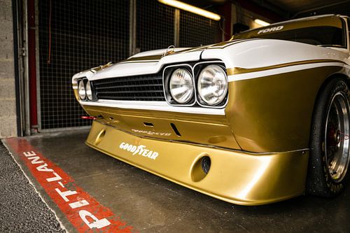 La Capri a été présentée en 1969 au Salon de Bruxelles. Il s'agissait d'une tentative de Ford de vendre une variante européenne de la Ford Mustang. Basée sur la Ford Cortina, la voiture a été construite en Grande-Bretagne (Dagenham et Halewood), en Belgique (Genk) et en Allemagne (Saarlouis et Cologne). Au départ, ils voulaient utiliser le nom Colt, mais il était déjà utilisé par Mitsubishi. La voiture était vendue avec un large choix de moteurs.
