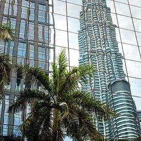 Reflectie van Petronas Tower. van Andre Kivits