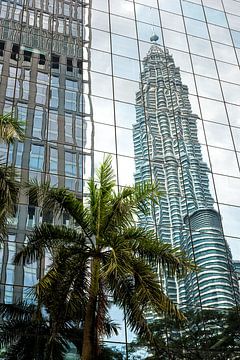 Reflectie van Petronas Tower. van Andre Kivits