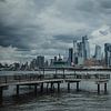New York Skyline achter een steiger van Erwin van Kester