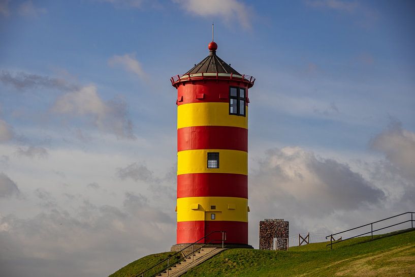 De geelrode vuurtoren van Pilsum van David Esser