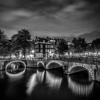 AMSTERDAM ' s avonds idylle van de Keizersgracht en de Leliegracht | zwart-wit