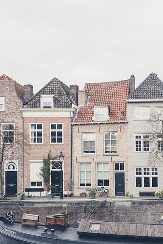 Betoverende grachtenpanden en boot in Den Bosch