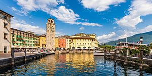 Oude binnenstad van Riva del Garda aan het Gardameer in Italië van Werner Dieterich