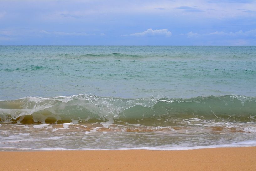 Blauer Himmel, türkisfarbenes Ionisches Meer, ockerfarbener Sand von Annavee