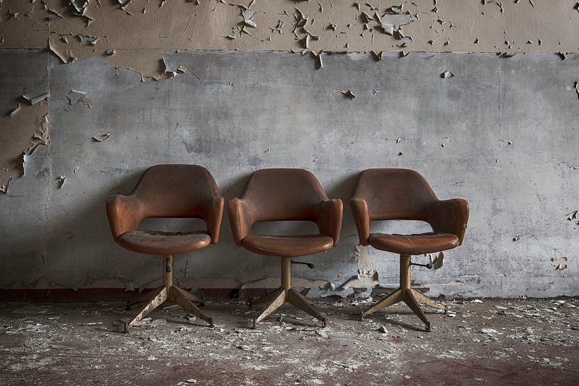 Trois chaises devant le mur par Manja van der Heijden