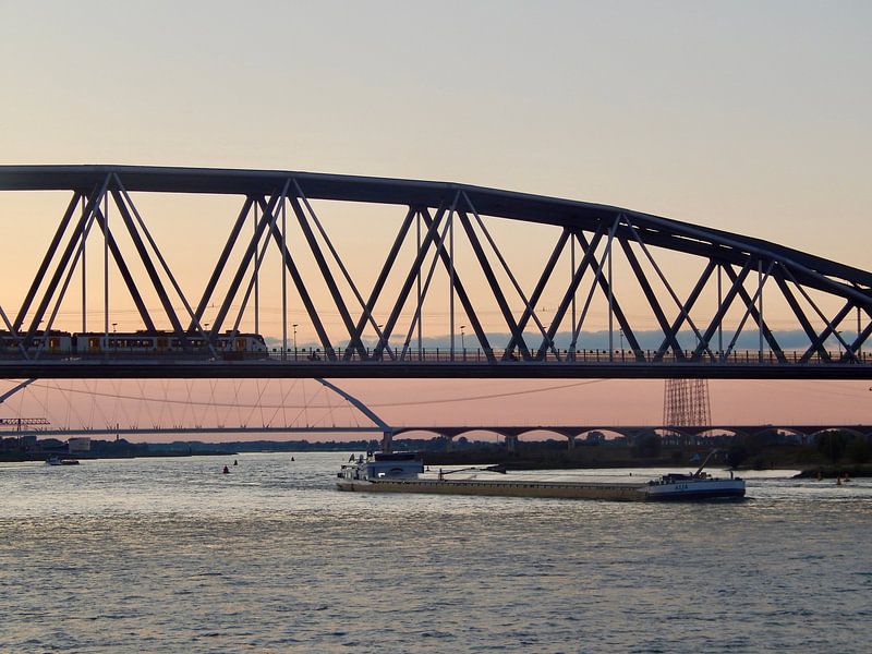 Nijmegen bij zonsondergang par Julia Wezenaar