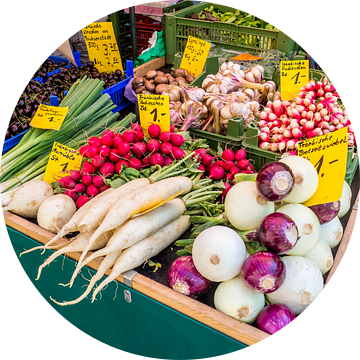 Marktkraam met verse groenten van Animaflora PicsStock