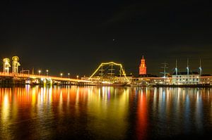 Die Skyline von Kampen am Fluss IJssel bei Nacht