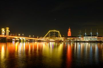 Kampen skyline aan de IJssel bij nacht