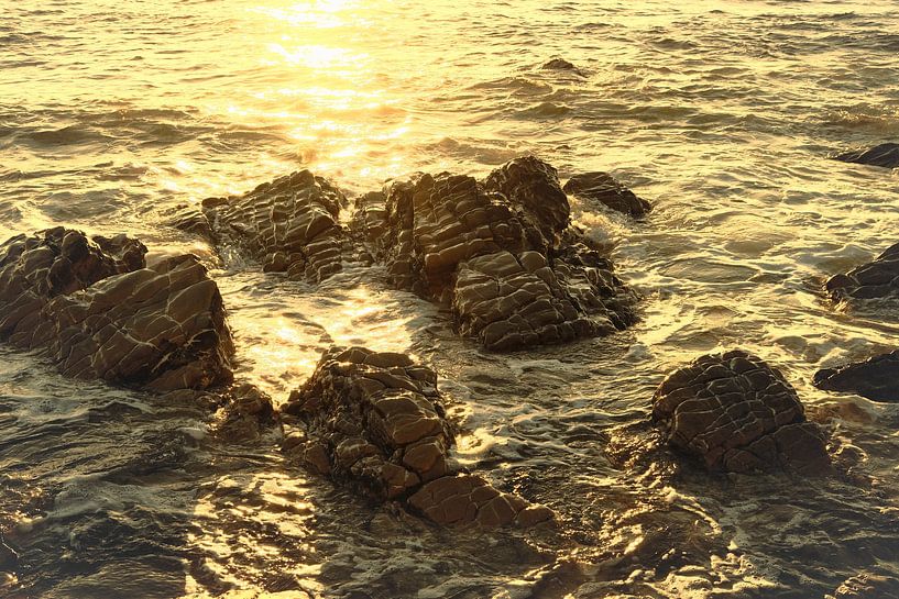 La lumière chaude du soleil sur la mer. par tim eshuis