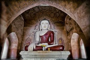 Zittende boeddha in tempelcomplex Bagan Birma Myanmar. van Ron van der Stappen