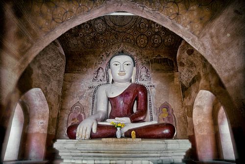 Zittende boeddha in tempelcomplex Bagan Birma Myanmar.