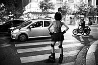 Frau auf Schlittschuhen in Paris
