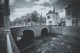 Schwarzweiss-Foto der mittelalterlichen Stadt Kampen in den Niederlanden von Fotografiecor .nl