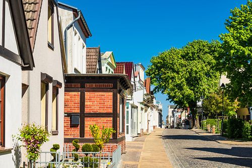 Gebäude in Warnemünde an einem sonnigen Tag