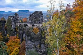 Die Basteibrücke im Herbst von Holger W. Spieker