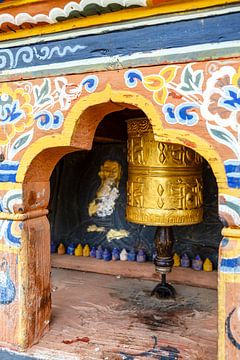 Gebedsmolen in het Chimi Lhakhang klooster in Punakha, Bhutan, Azië van WorldWidePhotoWeb