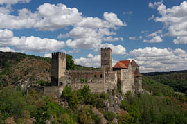 Imposante Alpenfestung – Majestätische Waldburg für Repräsentativen Wohnraum von Angelus H