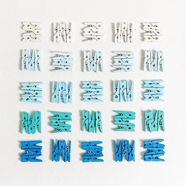 Squeeze, Squeeze ... on the wall by Francisco Dorsman