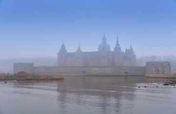 Schloss Kalmar im Nebel von Geertjan Plooijer