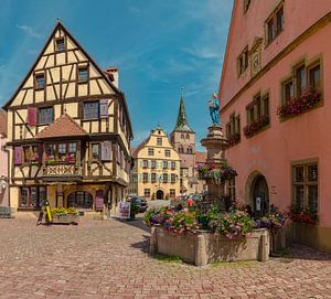 Vakwerk huizen, stadhuis en de kerk Saint-Anne, Turckheim, Alsace, Frankrijk van Rene van der Meer