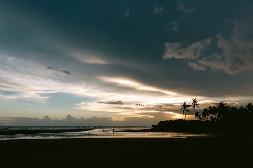 Zonsondergang aan de westkust van Bali van Suzanne Spijkers