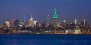 Ligne d'horizon de Midtown Manhattan à New York avec l'Empire State Building en soirée, panorama  sur Merijn van der Vliet