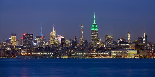 Midtown Manhattan Skyline in New York met het Empire State Building in de avond, panorama 