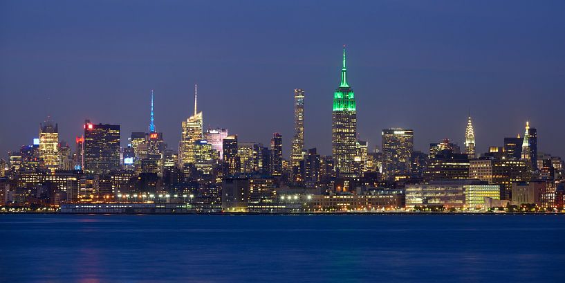 Ligne d'horizon de Midtown Manhattan à New York avec l'Empire State Building en soirée, panorama  par Merijn van der Vliet