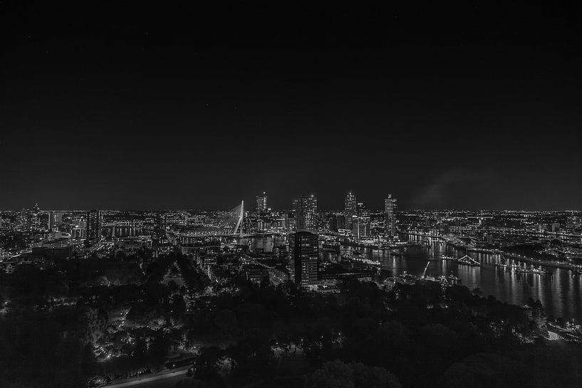 Rotterdam bij nacht Zwart Wit van Jarno Dorst