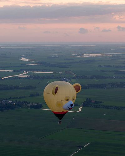 Luchtballon boven de Friese Weiden bij Zonsondergang