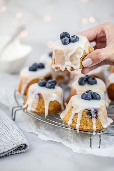 Teacakes met blauwe bessen & amandelen van Nina van der Kleij