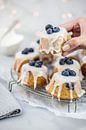 Teacakes met blauwe bessen & amandelen by Nina van der Kleij thumbnail