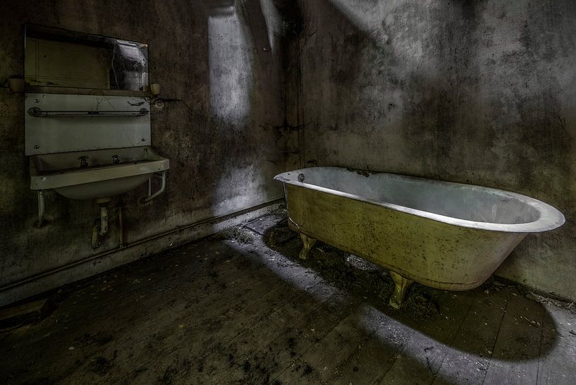 Badkamer in verlaten huis von Kristel van de Laar