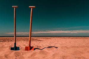Sandschaufeln am Strand