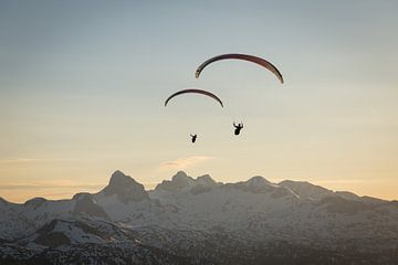 Paragliding bij zonsondergang over de bergen van Photofex