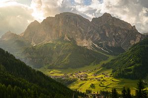 Blick auf Corvara und die Puez-Gruppe in den Alta Badia Dolomiten