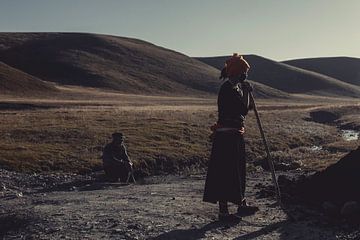 Woman at work in Tibet van Anahi Clemens