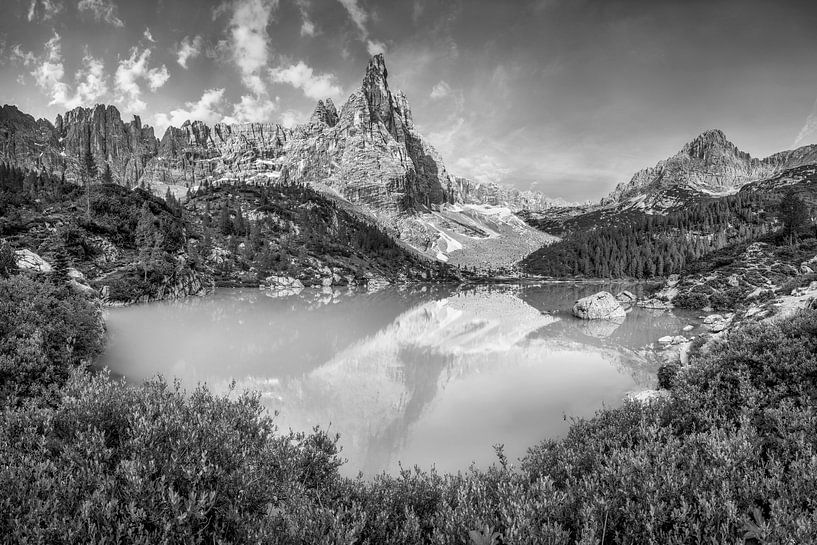 Bergpanorama mit Bergsee in den Alpen in schwarzweiß von Manfred Voss, Schwarz-weiss Fotografie