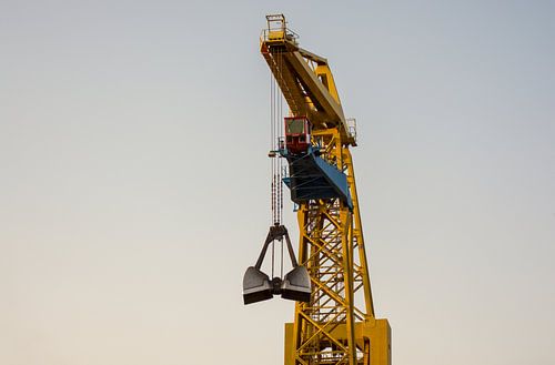 Drijvende kranen in de haven van Amsterdam aan het werk.