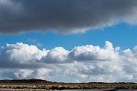 Wolken met blauwe lucht in een mooie wolkenpartij boven het duingebied