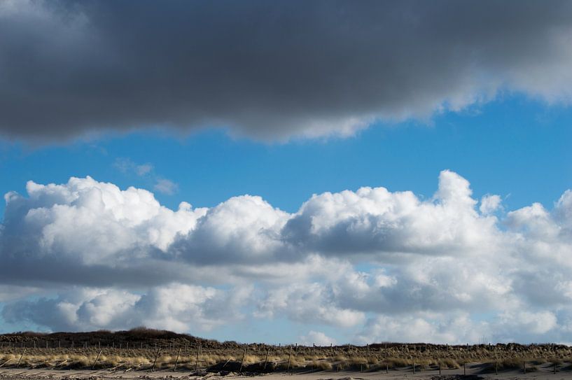 Wolken mit blauem Himmel in einem schönen Wolkenbildung über die Dünen von Ronald H