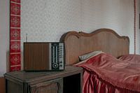 Vintage radio in verlaten villa
